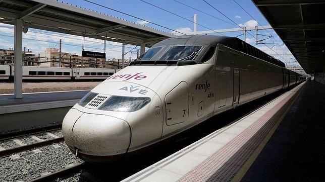 La ministra Ana Pastor garantiza la llegada del AVE a Murcia entre 2014 y 2015