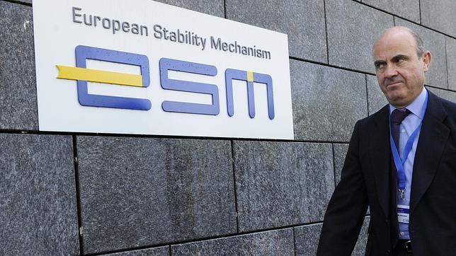 De Guindos asegura que los depósitos de particulares y pymes estarán «absolutamente protegidos»