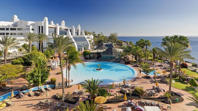 El hotel, la piscina y el mar, una estampa del verano