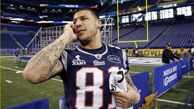 Orden de arresto contra un jugador de los Patriots en relación con la muerte de un amigo