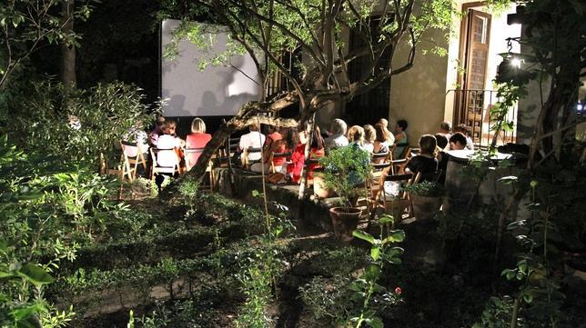 El jardín del museo es un marco incomparable para disfrutar de una película en una noche de verano