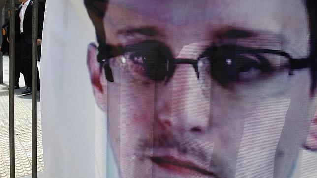 EE.UU. acusa a Snowden de espionaje y pide a Hong Kong que lo arreste