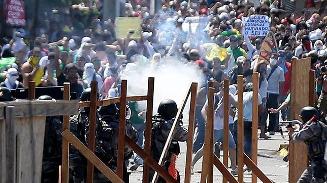 La policía brasileña reprime las protestas en Fortaleza horas antes del Brasil - México