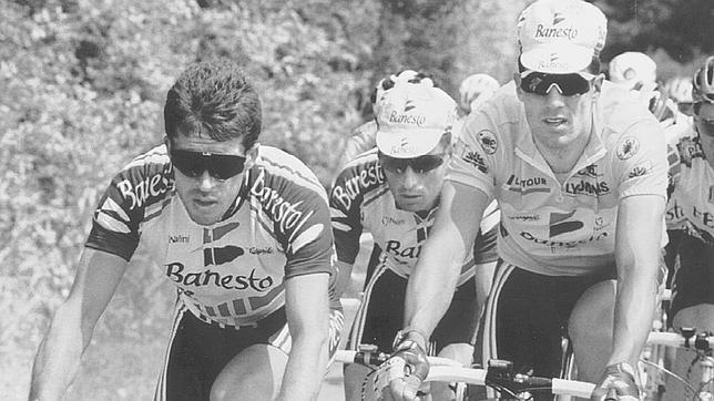 Pedro Delgado (izquierda) y Miguel Indurain en una etapa del Tour de 1993