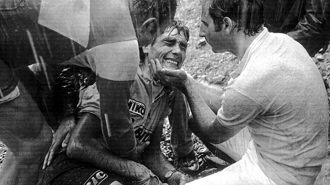 Luis Ocaña es atendido tras su caída en el Col de Mente, en el Tour de 1971