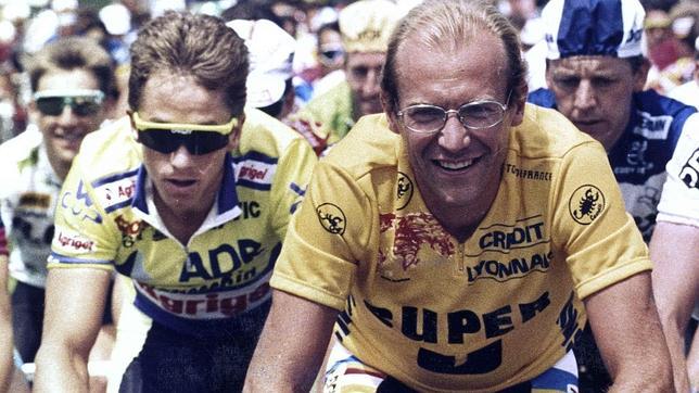 Fignon sonríe en una etapa del Tour de 1989, que le arrebataría Lemond (a la izquierda)