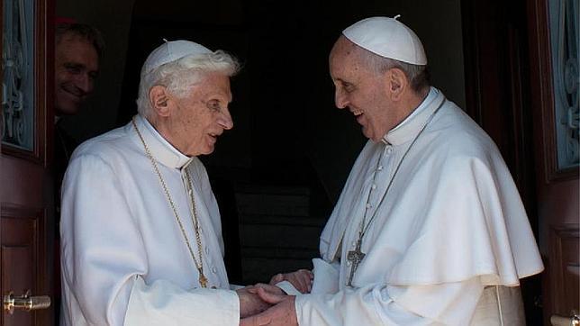 Benedicto XVI y Francisco insisten uno al otro a ir a Castel Gandolfo