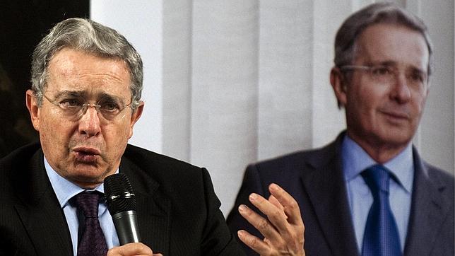 Polémica por una encuesta que elige a Uribe como el «gran colombiano de la historia»