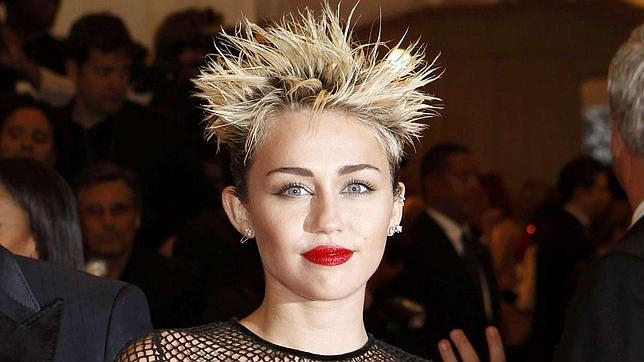 Miley Cyrus amenaza a su padre: «Tienes una hora para contar la verdad»