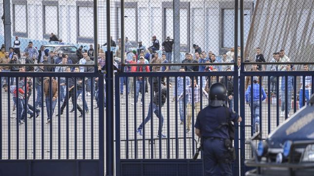 Unos cien inmigrantes entran en Melilla en un asalto masivo a la frontera