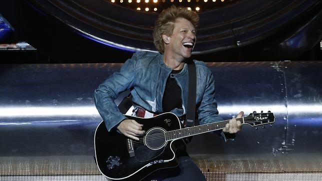 Bon Jovi canta y golpea a la crisis en la noche de los arrumacos rockeros
