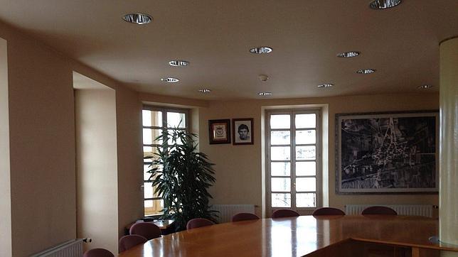 El Ayuntamiento de Olazagutia mantiene la foto de Stein en el Salón de Plenos