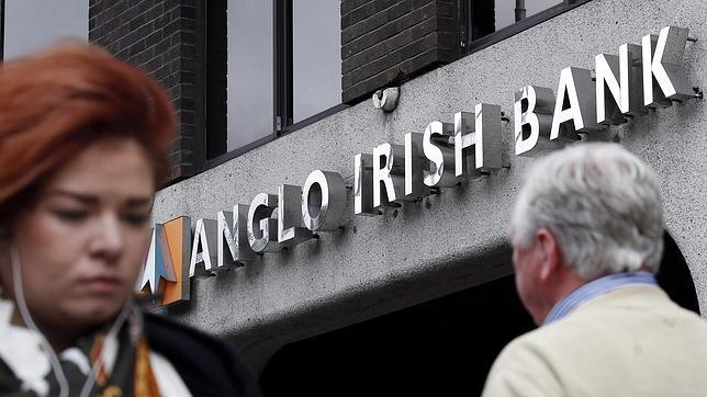 Los directivos del Anglo Irish Bank se disculpan por decir que se sacaron «del culo» la cifra de su rescate