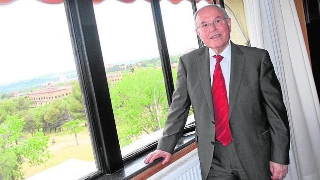 César Nombela: «Las becas deben ir en función de la capacidad y no de las posibilidades económicas»