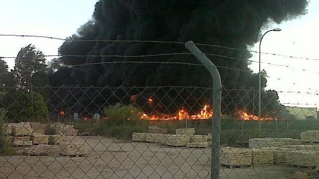 Un incendio arrasa una fábrica de plásticos en la población de Seseña