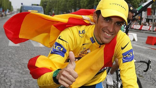 Alberto Contador en los Campos Elíseos, celebrando su victoria en el Tour 2007