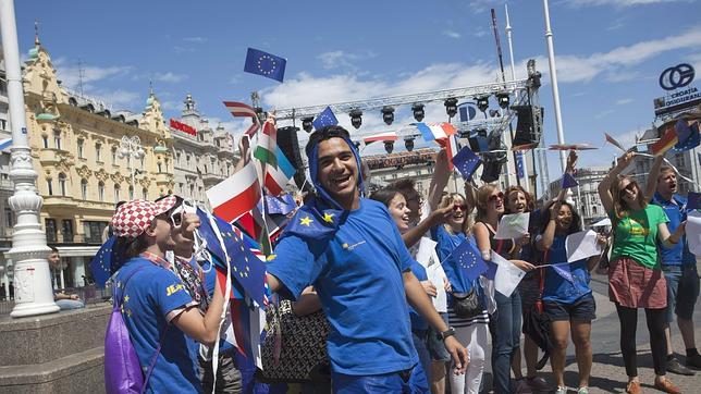 Miles de personas celebran en Zagreb la entrada oficial de Croacia en la UE