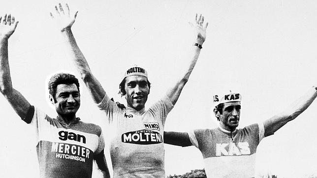 De izquierda a derecha, Poulidor, Merckx y López Carril en el podio del Tour 74