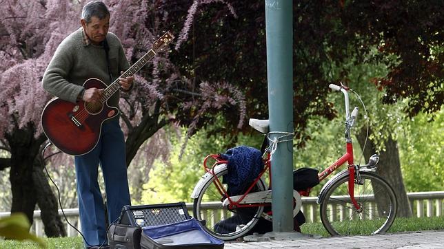 Cajeros y músicos callejeros pasan por caja