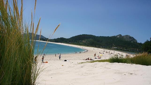 El arenal da la bienvenida a los visitantes en pleno corazón de las Islas Atlánticas