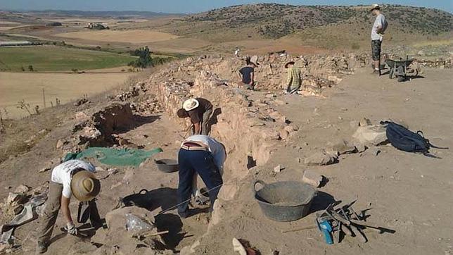 22 alumnos participan en la campaña de excavaciones de Alarcos