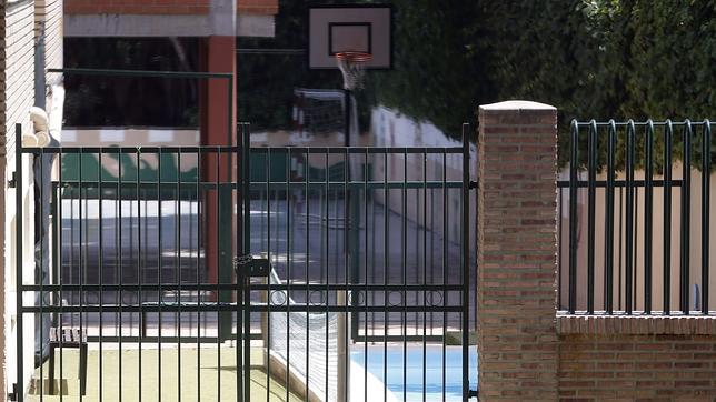 Dos monitores vigilaban la piscina en la que murió ahogado un niño en un colegio