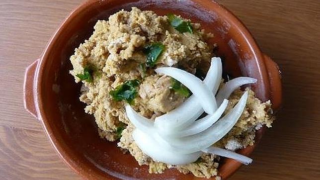 Escaldón servido con cebolla picada y pimiento por encima