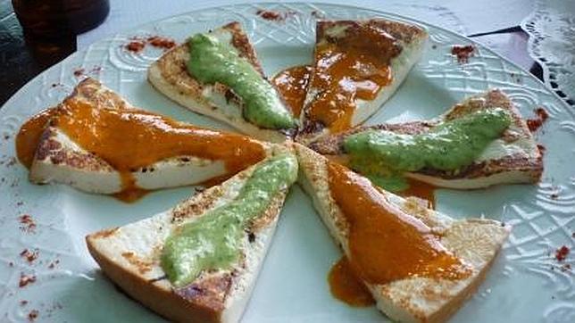 Queso asado con mojo rojo y verde