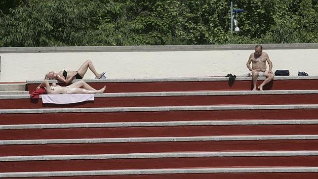 Se recomienda no tomar el sol más de media hora al día