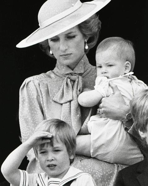 Los duques de Cambridge educarán a su  hijo como lo hizo Lady Di