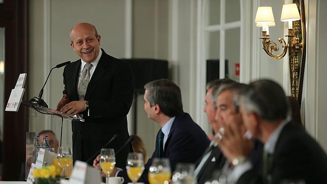 Wert lamenta «renunciar a las becas de excelencia» para poder mantener «las sociales»