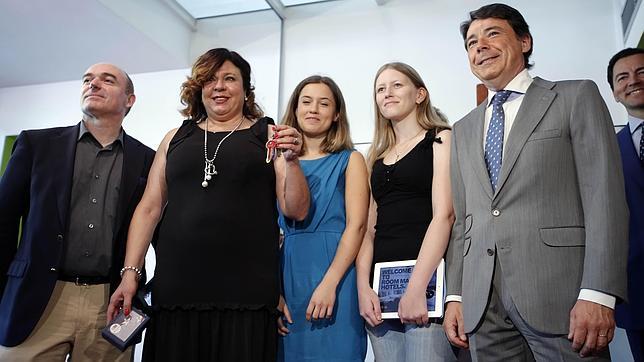 González entrega el primer local para emprendedores madrileños