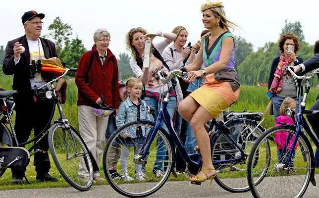 Máxima de Holanda, en tacones para montar en bicileta