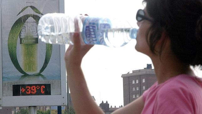 Es aconsejable beber entre 2 y 4 litros de agua al día