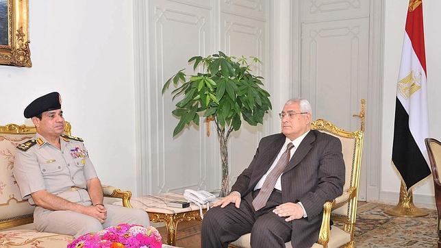 El presidente interino de Egipto anuncia que habrá elecciones en 6 meses