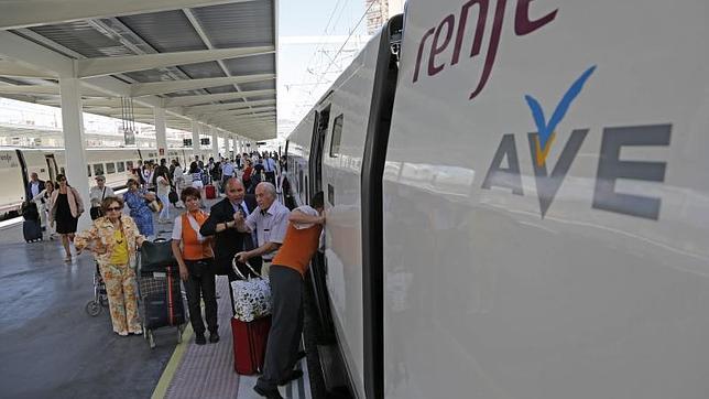 La ocupación del AVE Alicante-Madrid roza ya el 100% de su capacidad