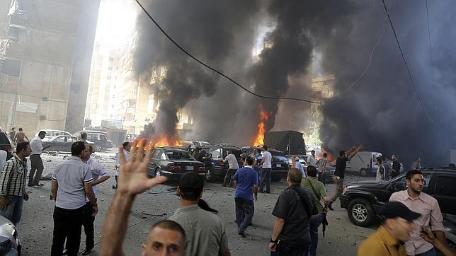 Al menos un muerto y 20 heridos por la explosión de un coche bomba en un barrio beirutí controlado por Hizbolá
