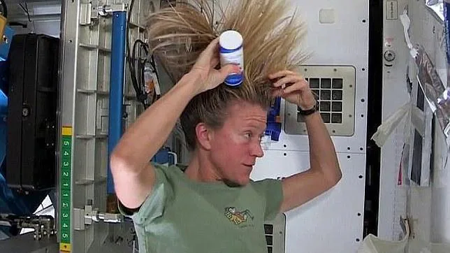 Una astronauta muestra cómo lavarse el pelo en el espacio