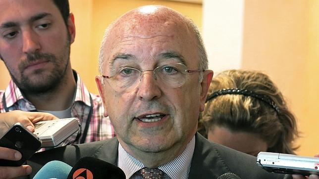 Almunia llama a la tranquilidad a los sindicatos y dice que los astilleros «no corren peligro»