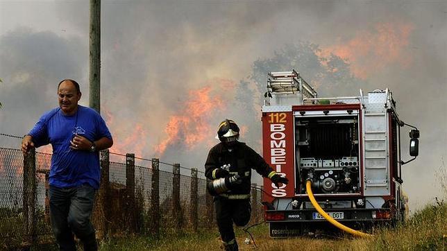 El fuego causado por un rayo avanza entre varias viviendas en Cartelle (Orense)