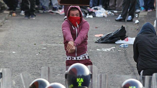 Continúan los enfrentamientos entre unionistas y la policía en Belfast