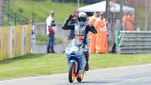 Rins sorprende a Salom a dos curvas del final