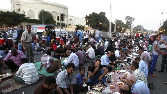 El ejército egipcio advierte que empleará la fuerza si los manifestantes se acercan a sus bases