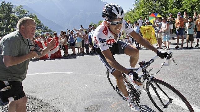 Carlos Sastre, en el ascenso a Alpe d'Huez en 2008, donde se llevó la etapa y se vistió de amarillo