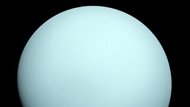 Urano, de color azul pálido