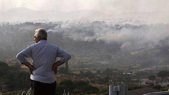 Más de doscientas personas intentan apagar un incendio en Almorox