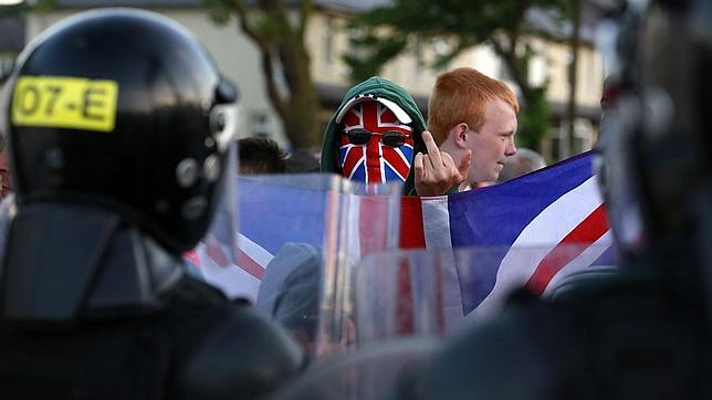 Al menos 27 policías heridos en la cuarta jornada de violencia en Irlanda del Norte