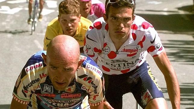 Pantani tira de Virenque, Ullrich y Riis en la subida a Alpe d'Huez en 1997