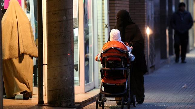 El Parlament insta a regular por ley la ocultación del rostro sin citar el burka