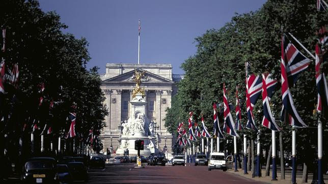 Imagen del Palacio de Buckingham desde la avenida conocida como The Mall, en el centro de Londres